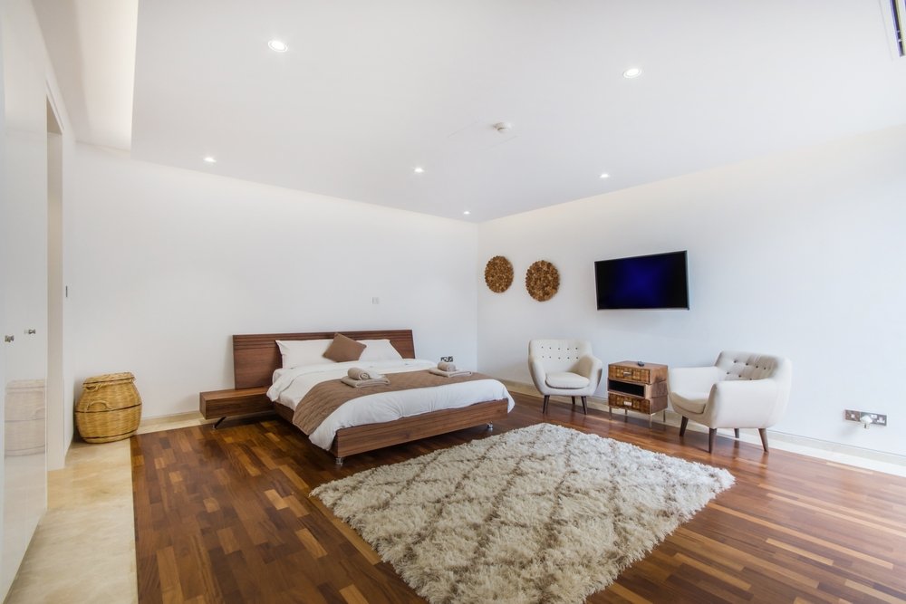 Bulk Order 22 A,Spacious,,Bright,Hotel,Bedroom,With,A,Carpet,On,The